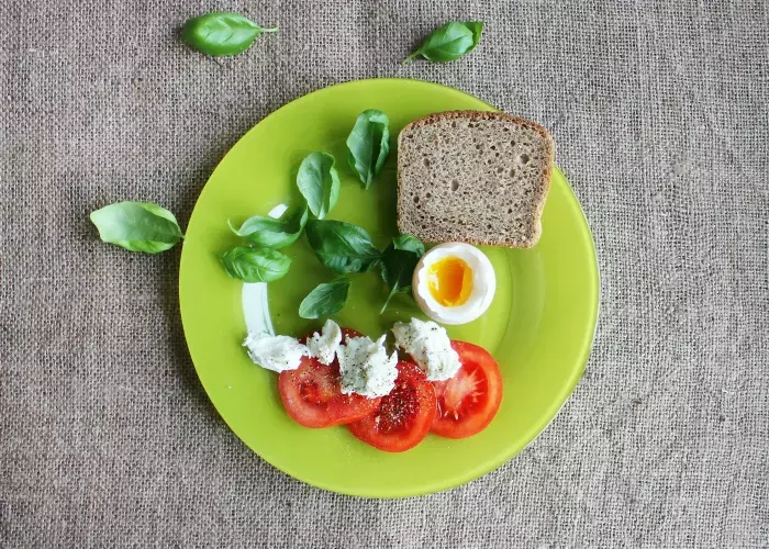 Assiette de nourriture équilibrée