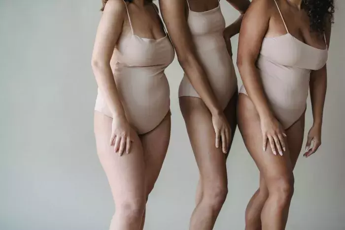 Trois femmes aux morphologies différentes, symbole de diversité corporelle et confiance en soi